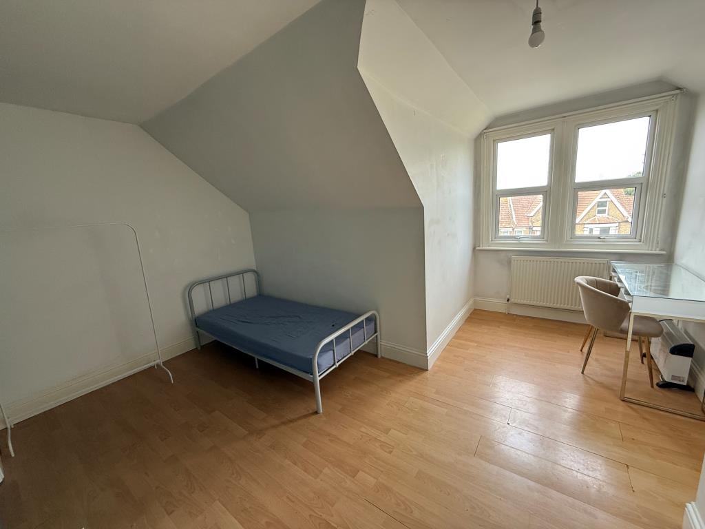 Lot: 154 - SEVEN-BEDROOM HOUSE OF MULTIPLE OCCUPATION - Bedroom seven with en-suite